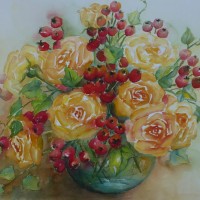 Vaas met rozen en bottels